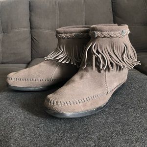 Minnetonka, gray suede, fringe, moccasins, size 7